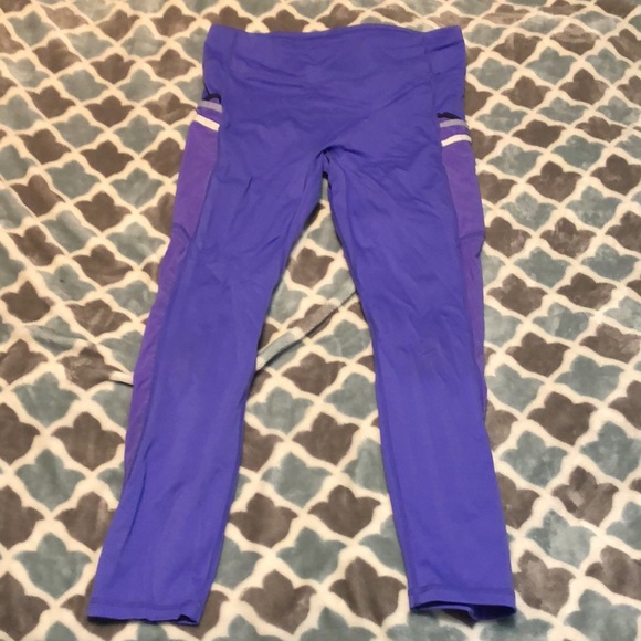 ✨2/$75 ✨ Fabletics bra & legging outfit - Picture 4 of 11